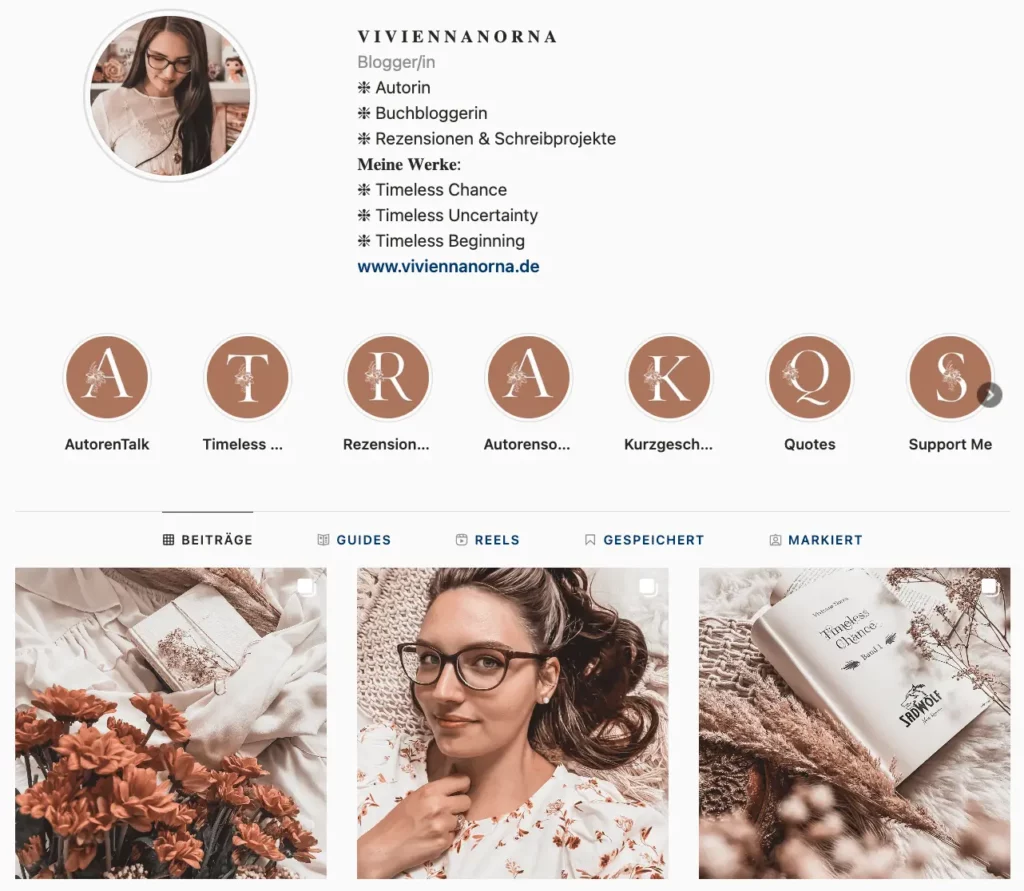 Aktueller Instagram-Feeds mit Profilbild, Bio und drei Postingbildern.  