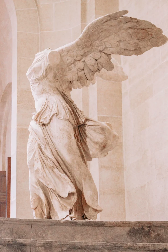 Statur einer steinernen Engelsfrau mit  langen Flügeln und ohne Kopf. 